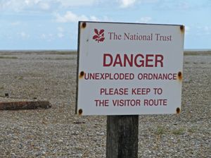 불발탄 존재를 나타내는 내셔널 트러스트의 경고 표지판
