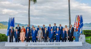 초청국 지도자들과 함께한 G7 정상들