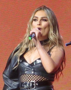 2017년 리틀 믹스의 멤버로 공연하는 에드워즈