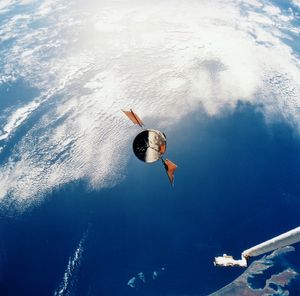 인데버호에서 본 허블 우주 망원경