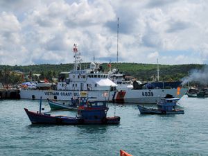 푸꾸옥 안토이에 정박한 TT-400 순찰선 CSB 4039와 현지 어선