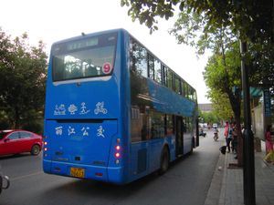 리장 시내 버스에 인쇄된 동파 문자.