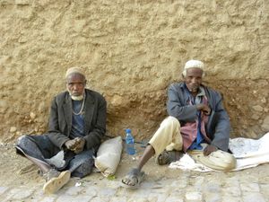 하라리 남성이 에티오피아 하라르 거리에서 까트를 섭취하는 모습