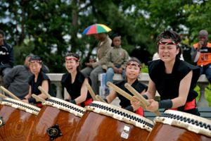 프랑스 파리에서 공연하는 구미 다이코 그룹의 여성 4명의 사진.