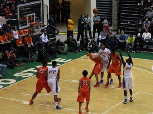 폴 화이트(Paul White, #13)와 L. J. 피크(L. J. Peak, #10)가 D. J. 윌리엄스(D. J. Williams, #4)를 박스 아웃하고 있는 모습, 자릴 오카포어(Jahlil Okafor)가 자바리 파커(Jabari Parker)를 상대로 박스 아웃을 하고 있으며, 켄드릭 넌(Kendrick Nunn)의 자유투 시전 중, 존스 컨보케이션 센터(Jones Convocation Center)에서 시미언 커리어 아카데미(Simeon Career Academy)와 휘트니 M. 영 마그넷 고등학교(Whitney M. Young Magnet High School)의 시카고 공립 고등학교 리그(Chicago Public High School League) 경기 장면