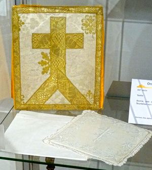 성합(상단), 성체포(왼쪽 하단), 성작 덮개(오른쪽 하단).