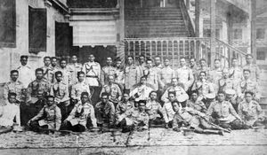 1963년 차크라봉세 부바나트 왕자(중앙)의 감독하에 국방부 본부에서 열린 군사 훈련 과정