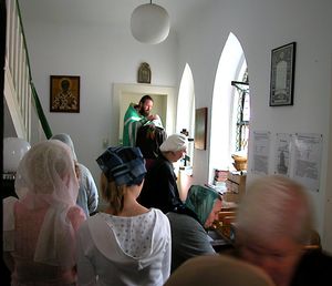 러시아 정교회 사제가 성찬례 전에 고해성사를 듣고 있는 모습, 뒤셀도르프, 독일.