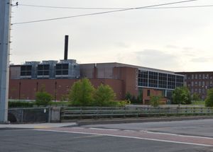 홀리오크 운하 시스템에서 전력을 공급받기 위해 건설된 최신 건물인 매사추세츠 그린 고성능 컴퓨팅 센터의 메인 캠퍼스