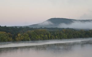 마운트 톰이 안개 속에서 솟아오르다
