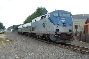 암트랙 기관차와 두 대의 객차가 노샘프턴을 운행하고 있다. 매일 3편의 왕복 열차가 이 도시를 운행한다.