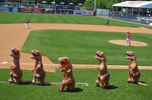 FNB에서의 공룡 댄스