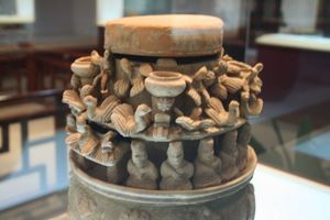 난징 박물관에 전시된 동오 시대 녹유 도자기 항아리로, 사람, 새, 건축물이 묘사되어 있다.