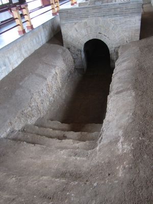 주환(182–249)의 묘 입구. 동오 시대, 안후이성