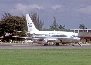 1974년 7월, 이케자 공항 국내선 계류장에 있는 나이지리아 항공의 보잉 737-200 항공기.
