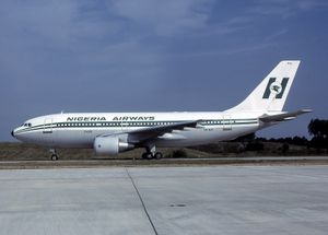 1985년 파리 샤를 드 골 공항에 있는 나이지리아 항공의 에어버스 A310-200 항공기.