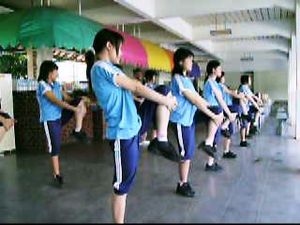 고등학교 여학생들이 체육 수업에서 탄도 스트레칭을 하고 있다