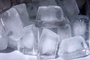 흐린 얼음 조각