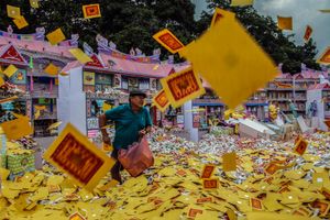 인도네시아 메단의 비하라 구눙 티무르(Vihara Gunung Timur)에서 열린 배고픈 귀신 축제(Hungry Ghost Festival) 때 한 남자가 '지옥 지폐'를 던지고 있다.