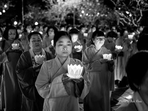 불교 신자들과 승려들이 축제 때 연등에 물을 채울 준비를 하고 있다