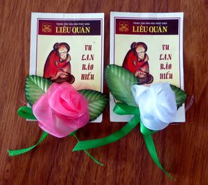 레 부 란(Lễ Vu Lan) 행사에서 참석자들에게 증정된 흰 장미와 빨간 장미