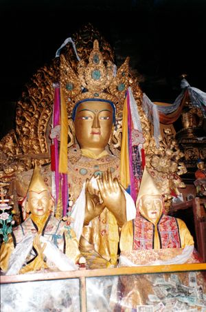 세라 사원의 보살과 라마의 금박 이미지