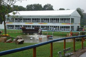 2008년 하계 올림픽 승마 경기에서 관중석과 장애물