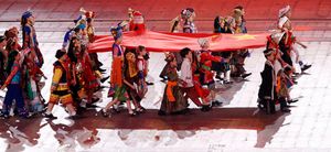 중국 각 민족 의상을 착용한 아이들이 중국 국기를 운반하고 있다.