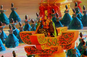 화표 꼭대기에서 공연하는 배우들