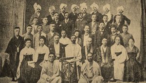 아나가리카 다르마팔라 (가운데)와 캘커타 마하보디 협회 본부의 다른 회원들