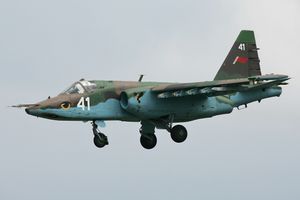 비행 중인 벨라루스 수호이 Su-25