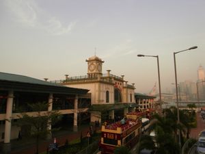 센트럴에 있는 4세대 스타 페리 부두 파사드