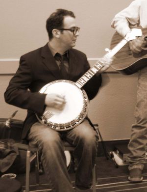 조시 폭스가 2011년 11월 5일 와이오밍주 셰리던에서 열린 환경 회의에서 특별 강연을 한 후 잼 세션에서 밴조를 연주하고 있다.