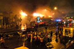 활주로 앞에서 불타는 TAM 항공 3054편