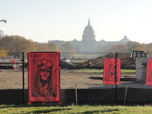 워싱턴 D.C. 내셔널 몰 울타리에 걸린 코니 2012 포스터