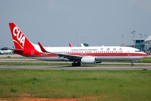 중국 연합 항공의 보잉 737-800 기종이 광저우 바이윈 국제공항에 착륙한 모습