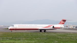 원동항공 MD-82 at 타이베이 쑹산 공항