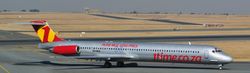 1타임 맥도넬 더글러스 MD-83 ZS-OPX가 OR 탐보 국제공항에 있다.