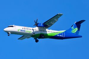 코타키나발루 국제공항 근처에서 비행 중인 MASwings ATR 72 항공기