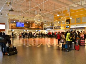 이발로 공항의 체크인 홀