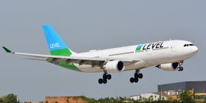 오픈스카이 소속 에어버스 A330-200은 레벨을 위해 운항되었다.