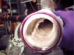 영국항공 38편 (G-YMMM) 추락 사고 조사를 위해 사용된 연료 시스템 시험 장치에 축적된 얼음. 이 얼음 축적이 고장의 원인은 아니었다. 이 얼음이 더 따뜻한 온도와 더 높은 연료 흐름에서 풀려나면서 다운스트림으로 흘러가 양쪽 엔진의 연료/오일 열 교환기(FOHE)로의 연료 흐름을 막았다.