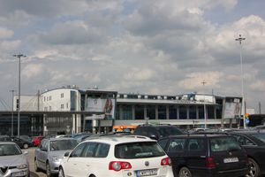 주차장 P1에서 본 터미널 B