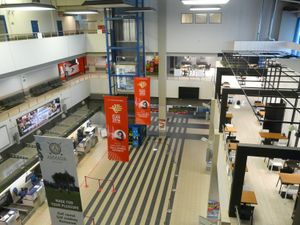 2층에서 본 터미널 B 내부