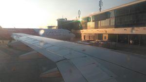 출발 대기 중인 항공기에서 주 날개 너머로 B 터미널을 바라본 모습