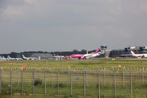 스포팅 플랫폼에서 활주로와 에이프런을 바라본 모습