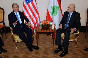 2014년 미카티 총리가 미국의 존 케리 국무장관과 만나는 모습