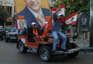 아운의 초상화로 장식된 차를 탄 아운 지지자들, 2006년