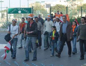 오렌지색 엘프 모자를 쓴 아운 지지자들, 2006년 12월 10일