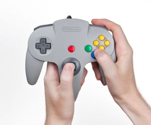 닌텐도 64 컨트롤러를 잡는 일반적인 방법은 오른쪽에 두 개의 손잡이를 잡는 것이며, 이는 슈퍼 마리오 64에 의해 대중화되었다. 트레저는 플레이어가 왼쪽 두 개의 손잡이를 잡는 게임을 개발하고자 했다.